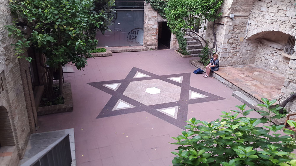 jewish museum courtyard